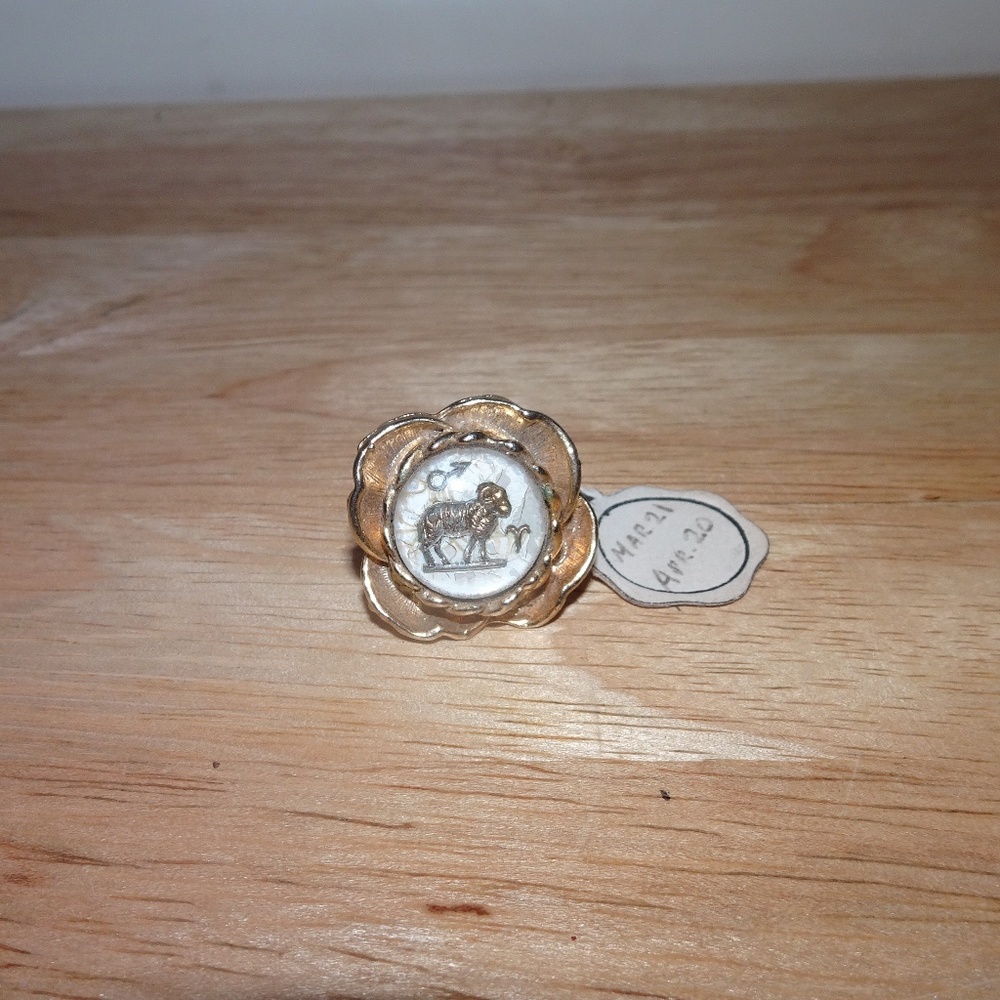 Vtg. Daco Astrological Aries Gold Tone Ring 6.5